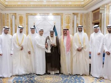 سمو الأمير يستقبل مجلس إدارة ولاعبي نادي الكويت سمو الأمير يستقبل مجلس إدارة ولاعبي نادي الكويت