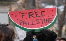  شارة فلسطين تشعل القطاع الصحي البريطاني: غضب شعبي يرفض الحظر ويتهم الـ NHS بازدواجية المعايير