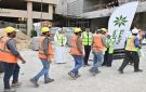  التجاري يقدم هدايا العيد لعمال التنظيف والبناء ضمن حملة هون عليهم السنوية
