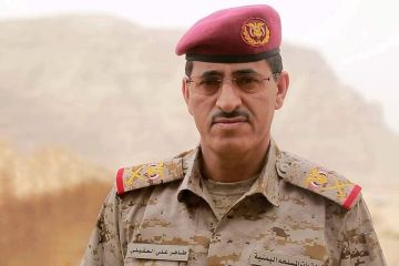 وزير الدفاع اليمني القوات المسلحة ماضية في معركة التحرير وإنهاء الانقلاب الحوثي وزير الدفاع اليمني القوات المسلحة ماضية في معركة التحرير وإنهاء الانقلاب الحوثي