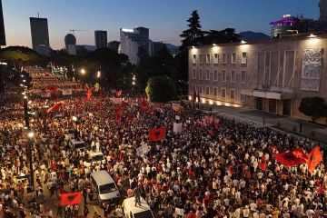 عشرات الآلاف يتظاهرون في ألبانيا رفضا لمشروع سياحي مرتبط بعائلة ترامب عشرات الآلاف يتظاهرون في ألبانيا رفضا لمشروع سياحي مرتبط بعائلة ترامب