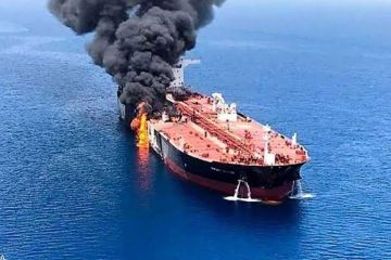 اندلاع النيران في ناقلة نفط بعد إصابتها بمقذوف في مضيق هرمز اندلاع النيران في ناقلة نفط بعد إصابتها بمقذوف في مضيق هرمز