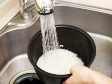 لماذا ينصح بغسل الأرز جيدا قبل الطهي؟ لماذا ينصح بغسل الأرز جيدا قبل الطهي؟