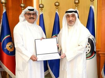  الداخلية تكرم رئيس مكافحة الجرائم المالية والأمن في الوطني 