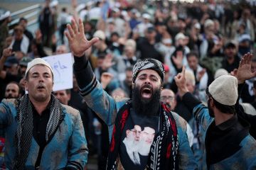 حشود تتدفق إلى المصلى حيث يسجى نعش خامنئي قبل بدء مراسم تشييعه حشود تتدفق إلى المصلى حيث يسجى نعش خامنئي قبل بدء مراسم تشييعه