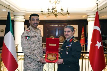 رئيس الأركان العامة للجيش يبحث مع نظيره التركي سبل تطوير وتعزيز التعاون العسكري والدفاعي رئيس الأركان العامة للجيش يبحث مع نظيره التركي سبل تطوير وتعزيز التعاون العسكري والدفاعي