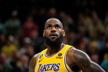 لبرون جيمس يصدم عالم السلة بأكبر تخفيض للراتب في تاريخ الـNBA