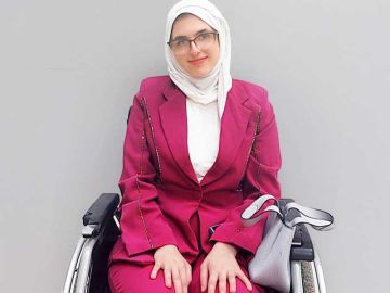 الطالبة الكويتية حور إبراهيم: هزمت الإعاقة بالإرادة والطموح الطالبة الكويتية حور إبراهيم: هزمت الإعاقة بالإرادة والطموح