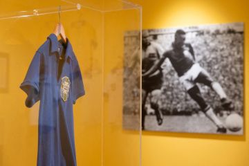 بيع قميص بيليه في نهائي مونديال 1958 بـ 4.9 ملايين دولار في مزاد بنيويورك