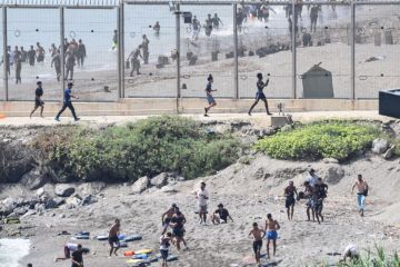 إسبانيا والمغرب يوقفان عبورا جماعيا شهد دخول عشرات الآلاف إلى سبتة إسبانيا والمغرب يوقفان عبورا جماعيا شهد دخول عشرات الآلاف إلى سبتة