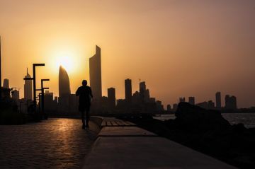 الغروب يزين واجهة الكويت البحرية بلوحة طبيعية آسرة الغروب يزين واجهة الكويت البحرية بلوحة طبيعية آسرة