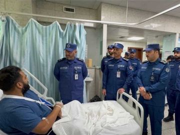 رئيس قوة الإطفاء العام يطمئن على مصابي رجال الإطفاء رئيس قوة الإطفاء العام يطمئن على مصابي رجال الإطفاء