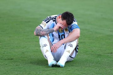 ميسي يبكي في وداعه لجماهير الأرجنتين ميسي يبكي في وداعه لجماهير الأرجنتين