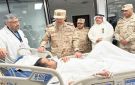 رئيس الأركان ونائبه يطمئنان على منتسبي القوة البرية الذين أصيبوا اليوم