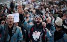 حشود تتدفق إلى المصلى حيث يسجى نعش خامنئي قبل بدء مراسم تشييعه