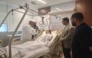 وزير الكهرباء يطمئن على صحة فني أصيب أثناء تأدية عمله - kw