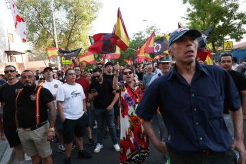 مئات المناهضين للهجرة يتظاهرون أمام سفارة المغرب في مدريد مئات المناهضين للهجرة يتظاهرون أمام سفارة المغرب في مدريد