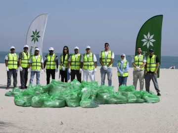 التجاري يطلق مبادرة لتنظيف شاطئ المارينا بمشاركة موظفيه التجاري يطلق مبادرة لتنظيف شاطئ المارينا بمشاركة موظفيه