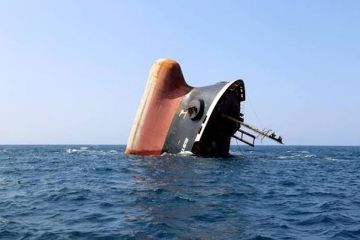 الحكومة اليمنية غرق سفينة تجارية هندية في البحر الأحمر بعد هجوم الحوثيين الحكومة اليمنية غرق سفينة تجارية هندية في البحر الأحمر بعد هجوم الحوثيين