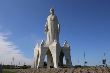 بولندا تدشن تمثالا ضخما لمريم العذراء.. الأطول في أوروبا بولندا تدشن تمثالا ضخما لمريم العذراء.. الأطول في أوروبا