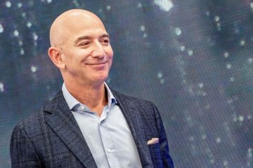 ائتلاف استثماري يضم جيف بيزوس يقترب من شراء حصة في ليفربول الإنكليزي