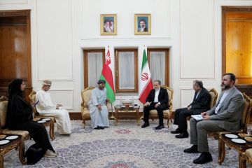 واشنطن تقيد تحويلات طهران وتلاحق قادة الحرس الثوري