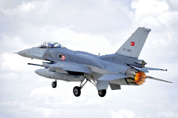تحطم مقاتلة F-16 تركية خلال رحلة تدريبية ونجاة الطيار تحطم مقاتلة F-16 تركية خلال رحلة تدريبية ونجاة الطيار