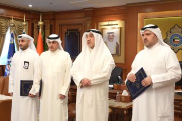 النائب الأول يكرم منتسبي مكافحة المخدرات القائمين على إحباط أكبر عملية لتصنيع وترويج اللاريكا في تاريخ الكويت النائب الأول يكرم منتسبي مكافحة المخدرات القائمين على إحباط أكبر عملية لتصنيع وترويج اللاريكا في تاريخ الكويت