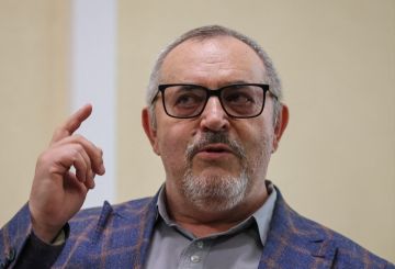 السياسي الروسي المناهض للحرب ناديجدين يغادر روسيا السياسي الروسي المناهض للحرب ناديجدين يغادر روسيا