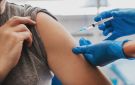  ميرك و موديرنا تعلنان نتائج إيجابية لعلاج تجريبي بتقنية mRNA لسرطان الجلد