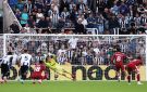 ليفربول ينجو من فخ نيوكاسل في الوقت القاتل