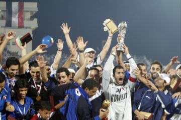 الأزرق .. عملاق تاريخي يبدأ رحلة البحث عن كبريائه في خليجي 27 الأزرق .. عملاق تاريخي يبدأ رحلة البحث عن كبريائه في خليجي 27