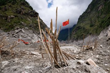 تسونامي الطين حول الحدود إلى أطلال! تسونامي الطين حول الحدود إلى أطلال!