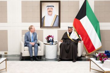 ممثل سمو أمير البلاد سمو ولي العهد يستقبل نائب رئيس مجلس إدارة ورئيس شركة مايكروسوفت ممثل سمو أمير البلاد سمو ولي العهد يستقبل نائب رئيس مجلس إدارة ورئيس شركة مايكروسوفت