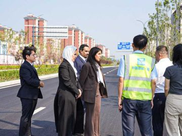 وزيرة الأشغال تزور مشروع مدينة عمالية صينية وزيرة الأشغال تزور مشروع مدينة عمالية صينية