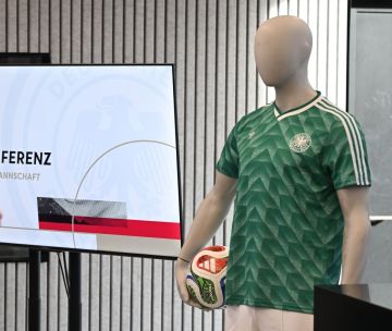 أديداس تكشف تصميم قميصها الأخير لمنتخب ألمانيا في 3 نوفمبر أديداس تكشف تصميم قميصها الأخير لمنتخب ألمانيا في 3 نوفمبر