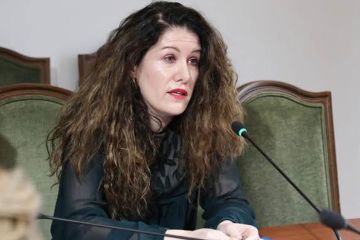 رئيسة الاستخبارات الألبانية تسلم نفسها بعد صدور مذكرة توقيف بحقها رئيسة الاستخبارات الألبانية تسلم نفسها بعد صدور مذكرة توقيف بحقها