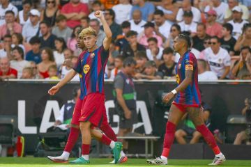 برشلونة يكتسح فالنسيا بخماسية وينفرد بالصدارة برشلونة يكتسح فالنسيا بخماسية وينفرد بالصدارة
