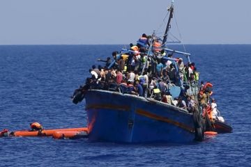 إنقاذ 52 شخصا وفقدان 25 على الأقل إثر انقلاب قارب يقل مهاجرين قبالة غافدوس اليونانية إنقاذ 52 شخصا وفقدان 25 على الأقل إثر انقلاب قارب يقل مهاجرين قبالة غافدوس اليونانية