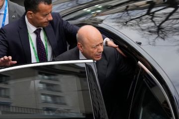 العليمي يطلب من ترامب دعما أميركيا ضد الحوثيين العليمي يطلب من ترامب دعما أميركيا ضد الحوثيين