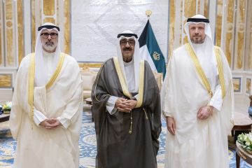 سمو الأمير يستقبل وزير الخارجية ورئيس البعثة الدبلوماسية الكويتية الجديد لدى النمسا سمو الأمير يستقبل وزير الخارجية ورئيس البعثة الدبلوماسية الكويتية الجديد لدى النمسا