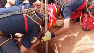 انتشال الطفل الجزائري أيوب ميتا من البئر بعد 4 أيام من محاولات الإنقاذ انتشال الطفل الجزائري أيوب ميتا من البئر بعد 4 أيام من محاولات الإنقاذ