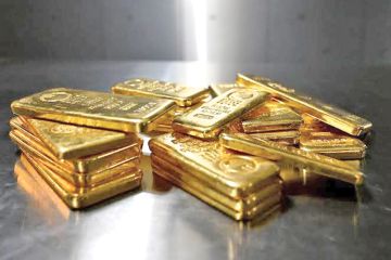 الذهب عند ذروة أسبوع مع تراجع أسعار النفط