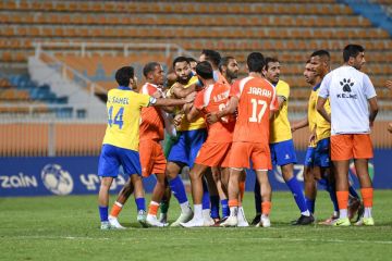 مشاجرة بين لاعبي كاظمة و الساحل أدت لطرد أحد إداريي الأول ولاعب وإداري بالثاني مشاجرة بين لاعبي كاظمة و الساحل أدت لطرد أحد إداريي الأول ولاعب وإداري بالثاني