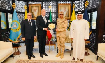 رئيس الأركان يناقش مع وفد فنلندي أوجه التعاون العسكري رئيس الأركان يناقش مع وفد فنلندي أوجه التعاون العسكري