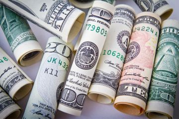 سعر الدولار في مصر يتراجع بعد قفزات قياسية سعر الدولار في مصر يتراجع بعد قفزات قياسية