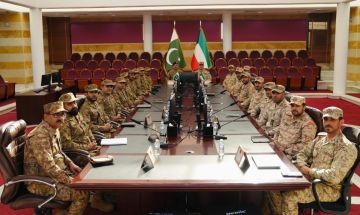 مدير العمليات المشتركة في الجيش وقائد قوة واجب الكويت الباكستاني يبحثان التنسيق العسكري مدير العمليات المشتركة في الجيش وقائد قوة واجب الكويت الباكستاني يبحثان التنسيق العسكري