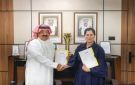 اليوسف والعلي وقعا مبادرة كرة القدم للإنسانية 