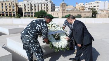 الحجار وضع اكليلا على ضريح الحسن الحجار وضع اكليلا على ضريح الحسن