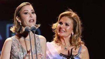 بعد تمزق فستانها على المسرح.. أول تعليق من منة شلبي (فيديو)